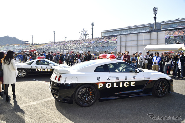 日産GT-R（手前）とホンダNSXのパトカー