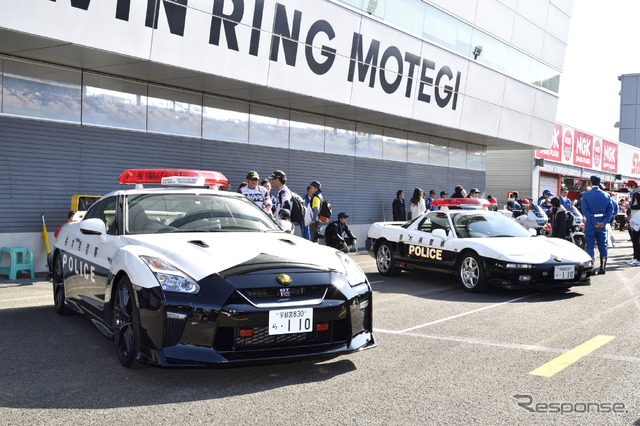 日産GT-R（向かって左）とホンダNSXのパトカー