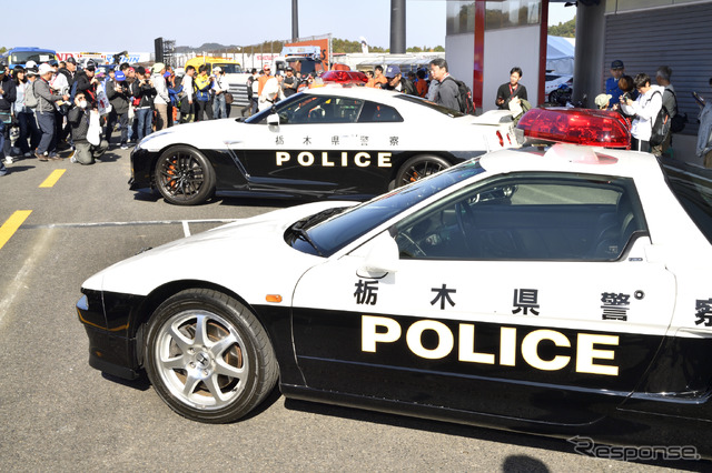 ホンダNSX（手前）と日産GT-Rのパトカー