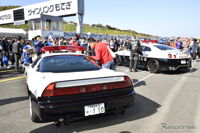 ホンダNSX（左）と日産GT-Rのパトカー