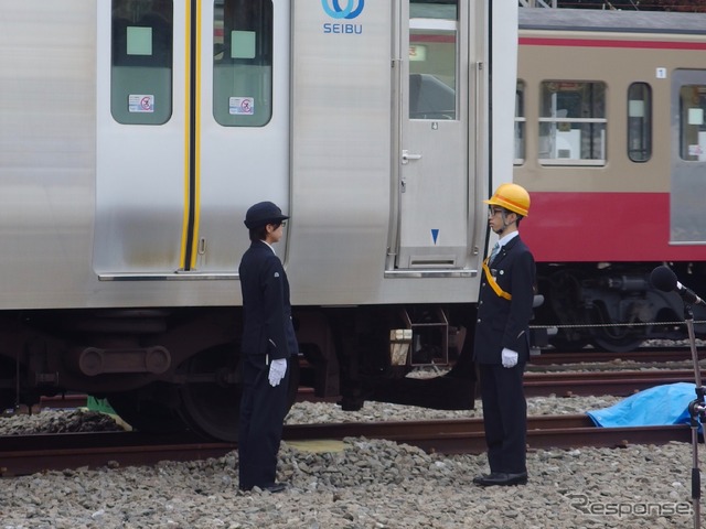 車掌(背中)と運転士の連絡