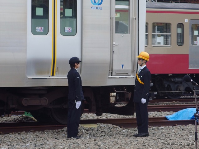 車掌（背中）と運転士の連絡