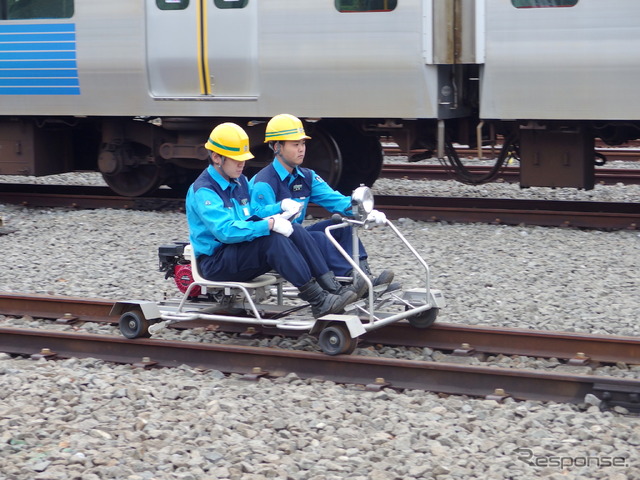 線路陥没現場へ向かうレールスター(ロードスターのレール版だ)。