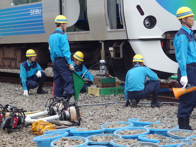 衝突で電車の車輪が回らなくなったので、下に台車をはかせる。