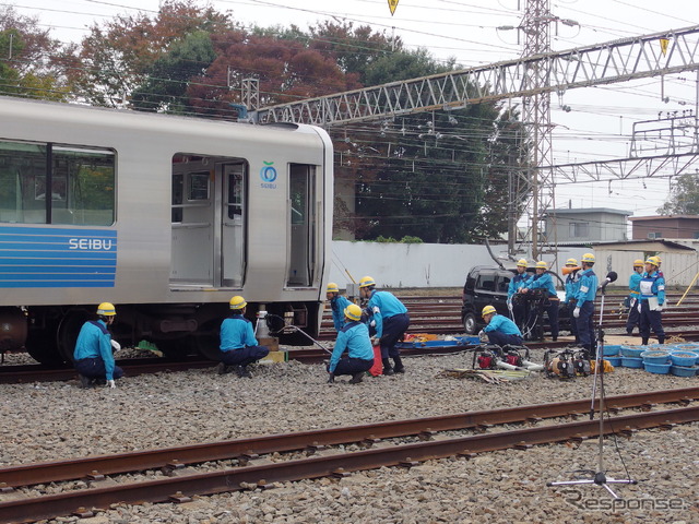 鉄道車両の下に自動車が挟まっているとの想定で、鉄道車両を「ルーカス」でリフトアップする。