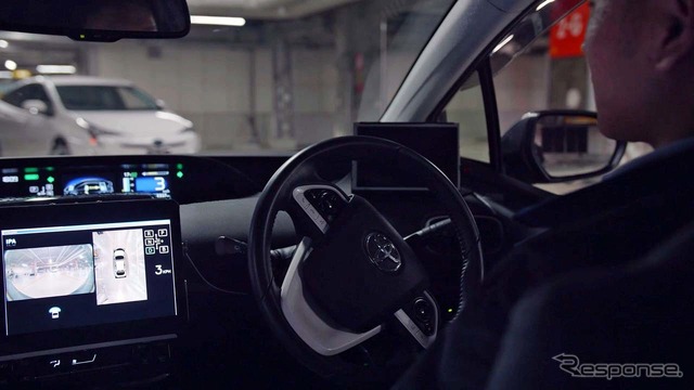 安全のために運転席にドライバーが座ったが、駐車はすべて自動で行われる