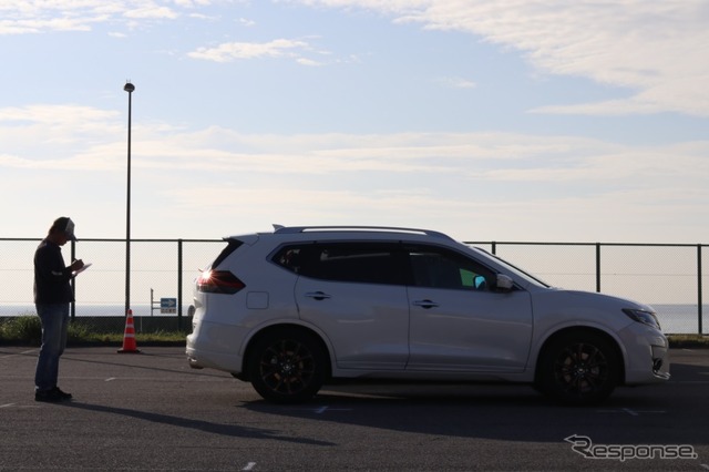 愛車を眺める。写真を撮る。参加者のクルマを見学して回る。思い思いの時間を来場者は過ごしていた。