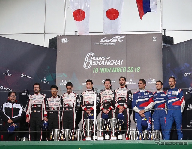 トヨタ1-2となったLMP1クラスの表彰式。3位の段にはJ.バトンの姿も（右端）。