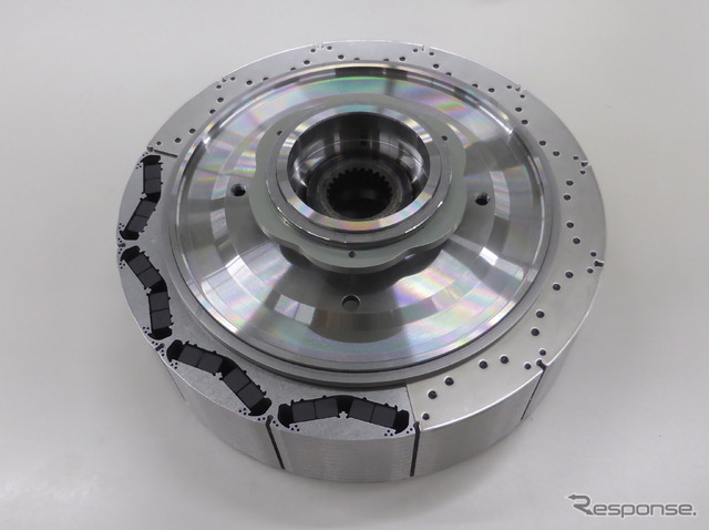 第7回経済産業大臣賞：ホンダの重希土類完全フリーモーター。写真はi-DCD 駆動モーター用ローター。