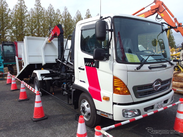 積荷を荷箱ごとトラックに搭載(2018森林・林業・環境機械展示実演会)。