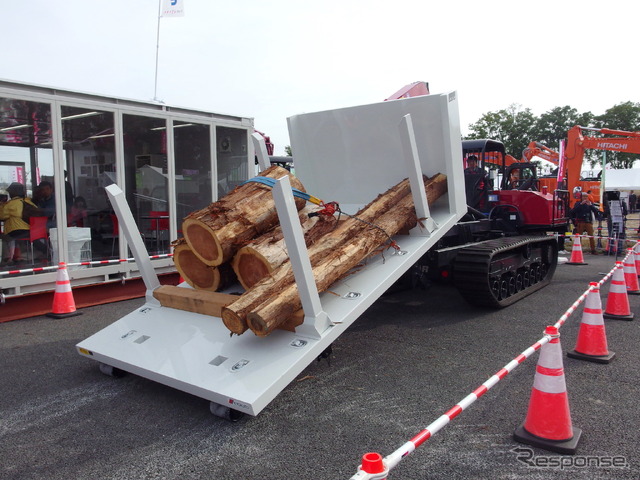 積荷を荷箱ごとおろす（2018森林・林業・環境機械展示実演会）。