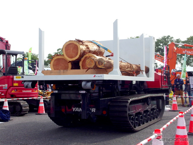 伐採現場から積荷を搬出(2018森林・林業・環境機械展示実演会)。