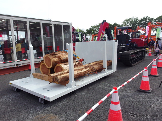 積荷を荷箱ごとおろす(2018森林・林業・環境機械展示実演会)。