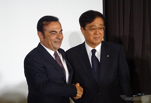 日産自動車のカルロス・ゴーン社長と三菱自動車工業の益子修会長