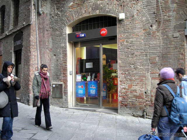 イタリアで「0ユーロ携帯」続々　日本と逆？