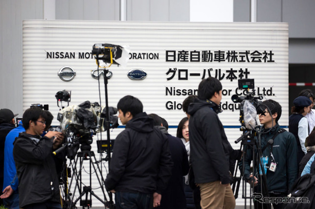 日産グローバル本社そばで待機する報道陣。　(c) Getty Images