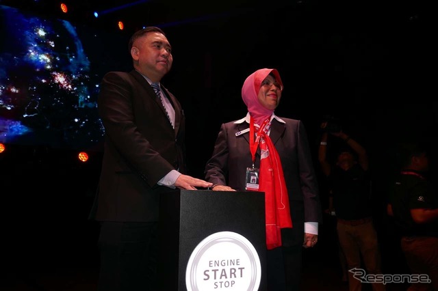 KLIMS 2018のショースタートのボタンを押す、アンソニー・ローク運輸大臣(左)とDatuk 主催者であるMAAのAishah Ahmad代表。