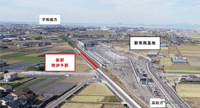 新しい車両基地に隣接する南伊予駅。駅は基地の中央付近に位置する。