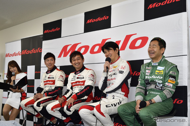 ModuloXの開発アドバイザーである土屋圭市氏、「Modulo Racing with DOME」からスーパー耐久シリーズにフル参戦した中野信治選手、「Modulo Drago CORSE」のドライバーとしてスーパーGTを闘いぬいた、道上龍選手、大津弘樹選手(右から)