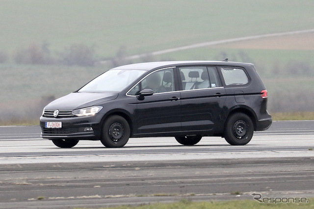 VWの新型ミニバン開発車両（スクープ写真）