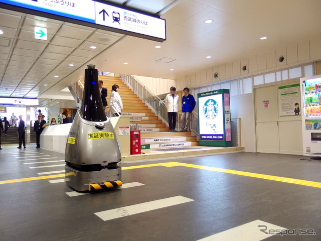 自律移動警備ロボット「ペルセウスボット」が西武新宿駅で実証実験