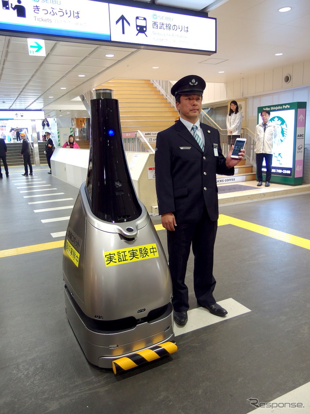 駅員のスマホに通報（フォトセッション）。