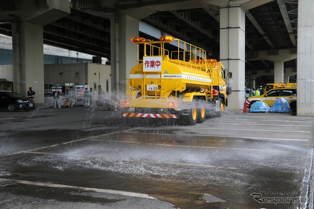 首都高の塩水散布車