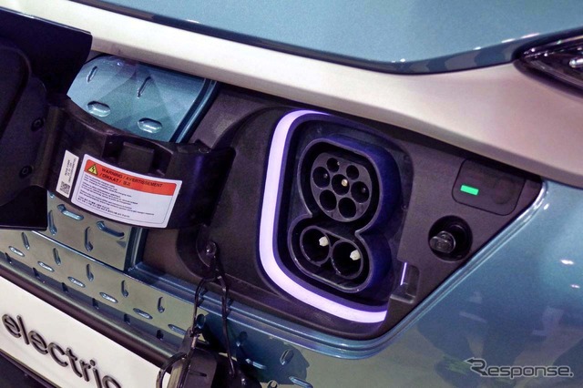 EVコナ・エレクトリック(参考出品)。車両側インレットは欧州のCombined Charging System(CCS)を搭載していた。