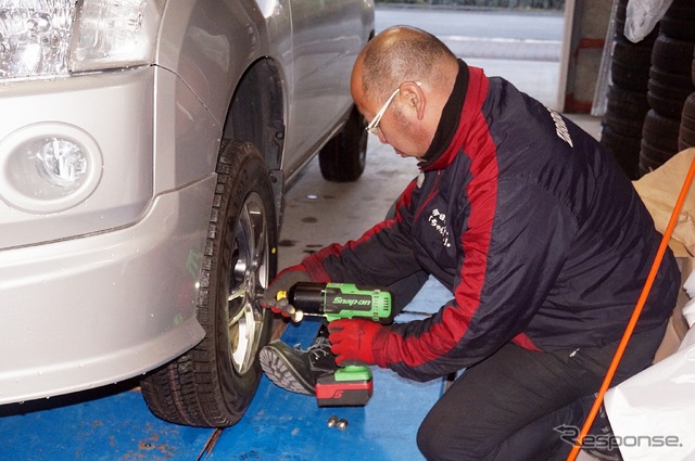 実はこんなにも違う!北海道の意外なスタッドレス事情とは!?新日本タイヤ販売 タイヤ交換作業