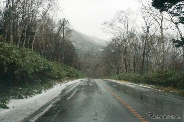 実はこんなにも違う!北海道の意外なスタッドレス事情とは!?札幌近郊手稲山へのアプローチ道ではうっすらと降雪を確認(11月下旬)