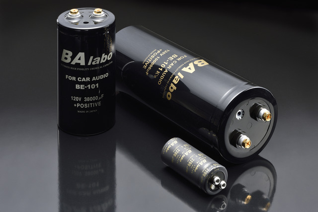 キャパシターの例(BAラボ)。BAラボのキャパシターは、瞬間的な電源電圧の降下に対して有効だという定評があり、人気が高い。