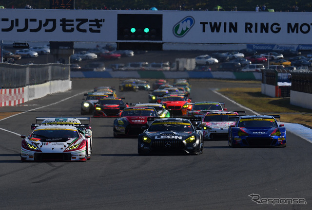 2018年のSUPER GTもてぎ戦、GT300クラスのスタート。