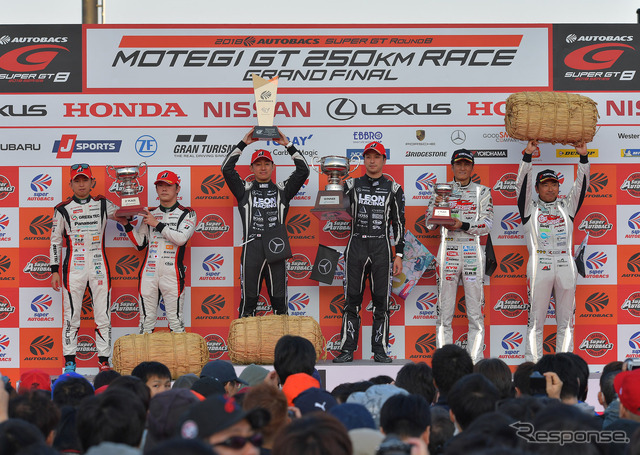 2018年のSUPER GTもてぎ戦、GT300クラスの表彰式(中央=優勝で王座を決めた黒澤治樹&蒲生尚弥)。