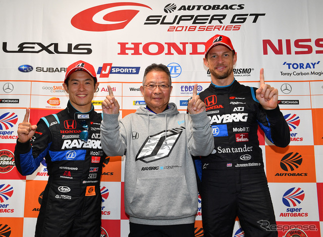 2018年GT500王者 #100 NSXの(左から)山本尚貴、高橋国光総監督、J.バトン。