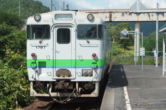 2019年3月31日限りで廃止される石勝線夕張支線では、改正日から臨時列車が運行される予定。写真は清水沢駅を出る下り列車。