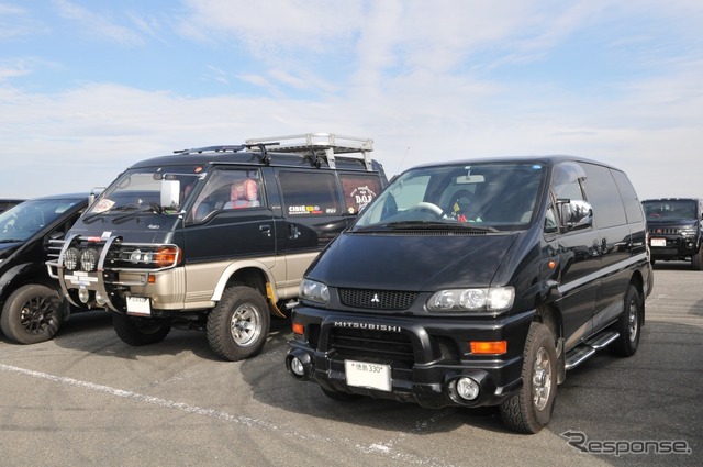 会場駐車場で見かけた3代目デリカ スターワゴンと4代目デリカ スペースギア