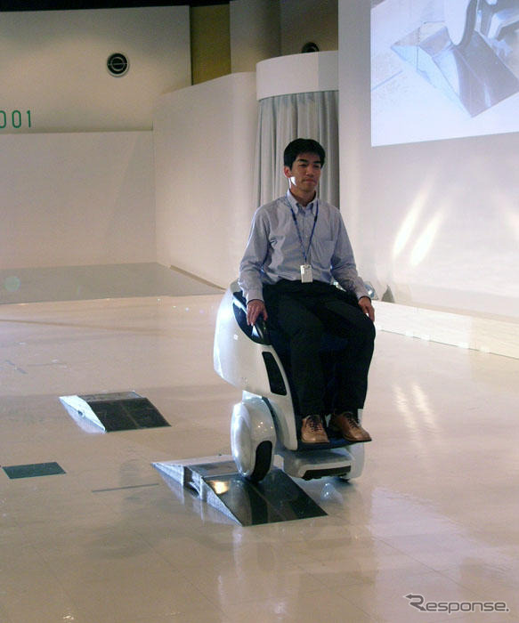 【トヨタ パートナーロボット 第2世代】1名乗車型2輪ロボット、08年に実証実験