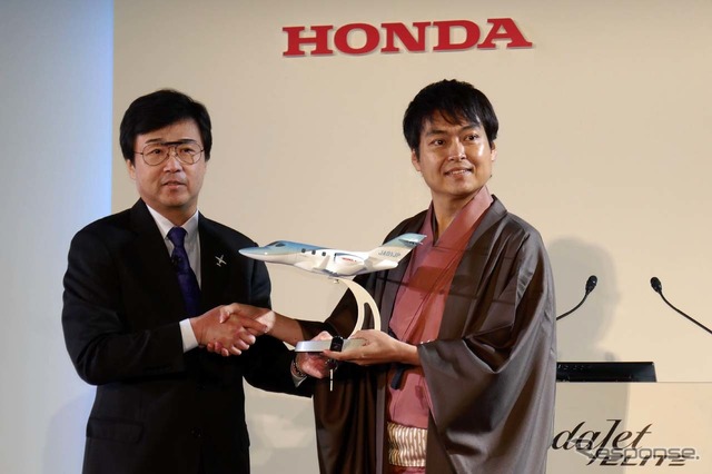 日本初号機のカスタマーとなる千葉氏(右)へHACI藤野社長から鍵と模型が手渡された