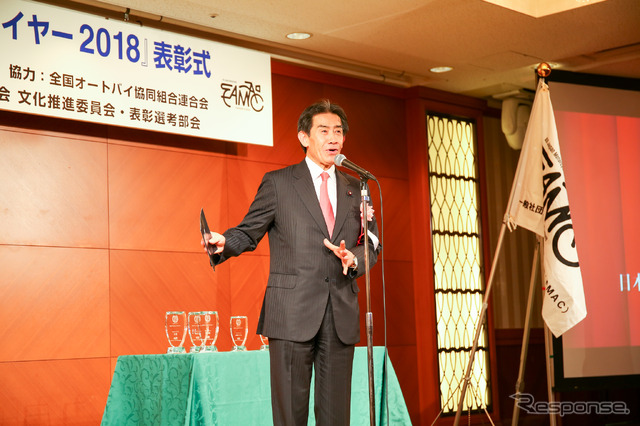 来賓として登壇した代議士で自民党オートバイ議員連盟の逢沢一郎氏。「二輪車の駐車場を増やし利便性を良くしたい。また、女性ライダーの声を大切にしていきたい。さらには欧米のようにライダーが休日に集まれるようなメッカが日本にできたらいいなと思っている」と語った。