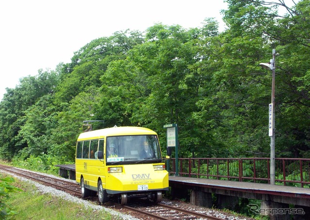 月形町内にある秘境駅の豊ヶ岡駅。廃止区間ではデュアル・モード・ビークル(DMV)の走行試験が行なわれたこともあった。2004年7月。