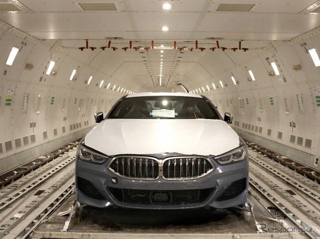 BMW 8シリーズクーペが成田空港に到着