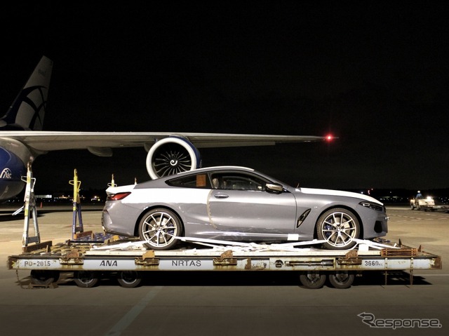 BMW 8シリーズクーペが成田空港に到着