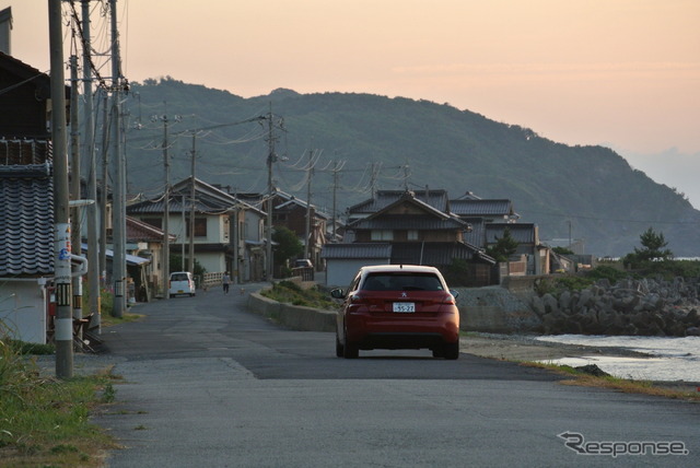 プジョー308アリュール BlueHDi。山陰の漁村にて。