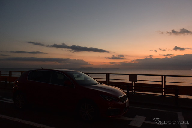 夕暮れの東シナ海を眺める。