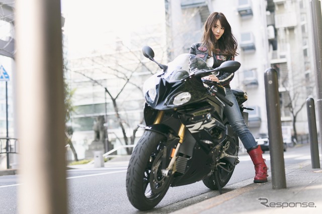 星野華さんとBMW『S1000RR』