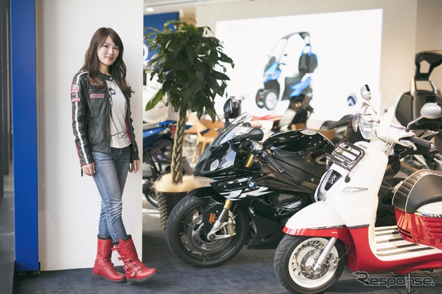 星野華さんと愛車のプジョー『ジャンゴ125エバージョンABS』&BMW『S1000RR』