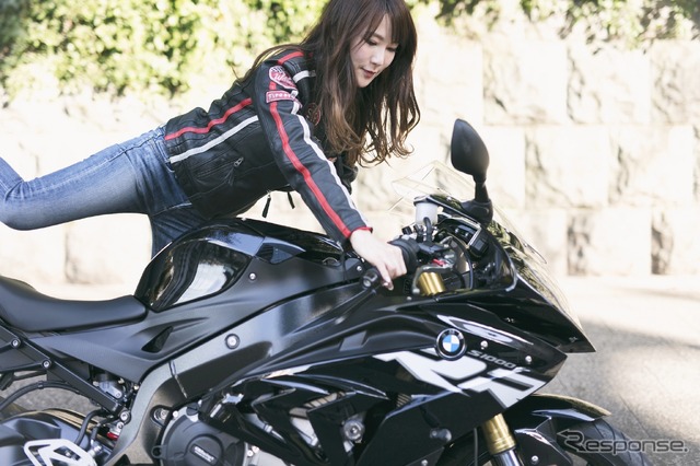 星野華さんとBMW『S1000RR』