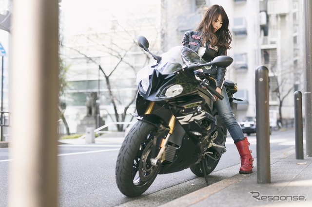 星野華さんとBMW『S1000RR』