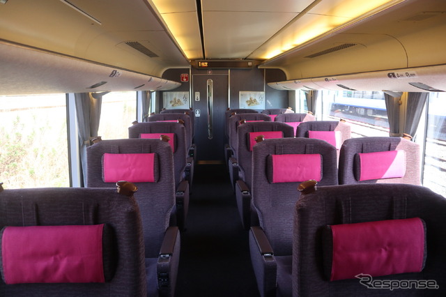 2019年4月1日から梱包なしの刃物類は、JRの旅客列車では持込み禁止となる。写真はJR西日本289系特急型電車のグリーン車車内。