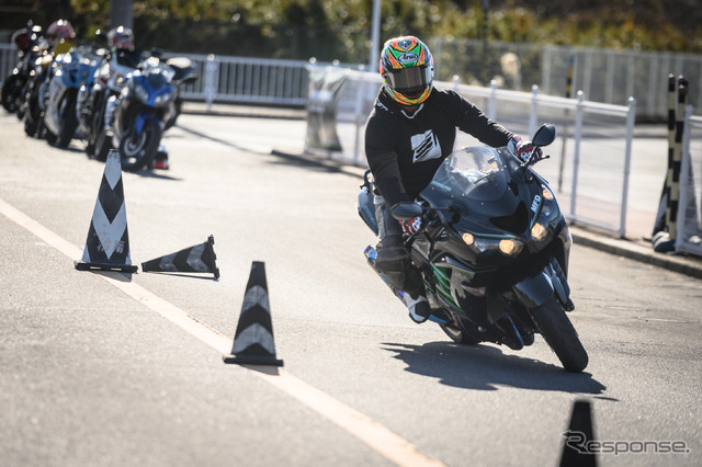 スラロームのデモを行う藤原克昭さん。